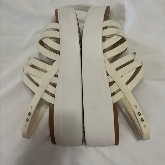 CROCS White / Cream Sandals with Criss-Cross Straps and Cushioned Footbed - Picture 3 of 4